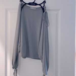 Light blue light sweater with ties at the sleeve